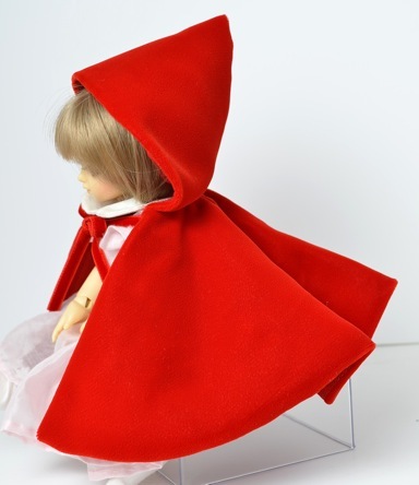 スーパードルフィーの幼SDサイズドール用の赤マント ハンドメイド_2