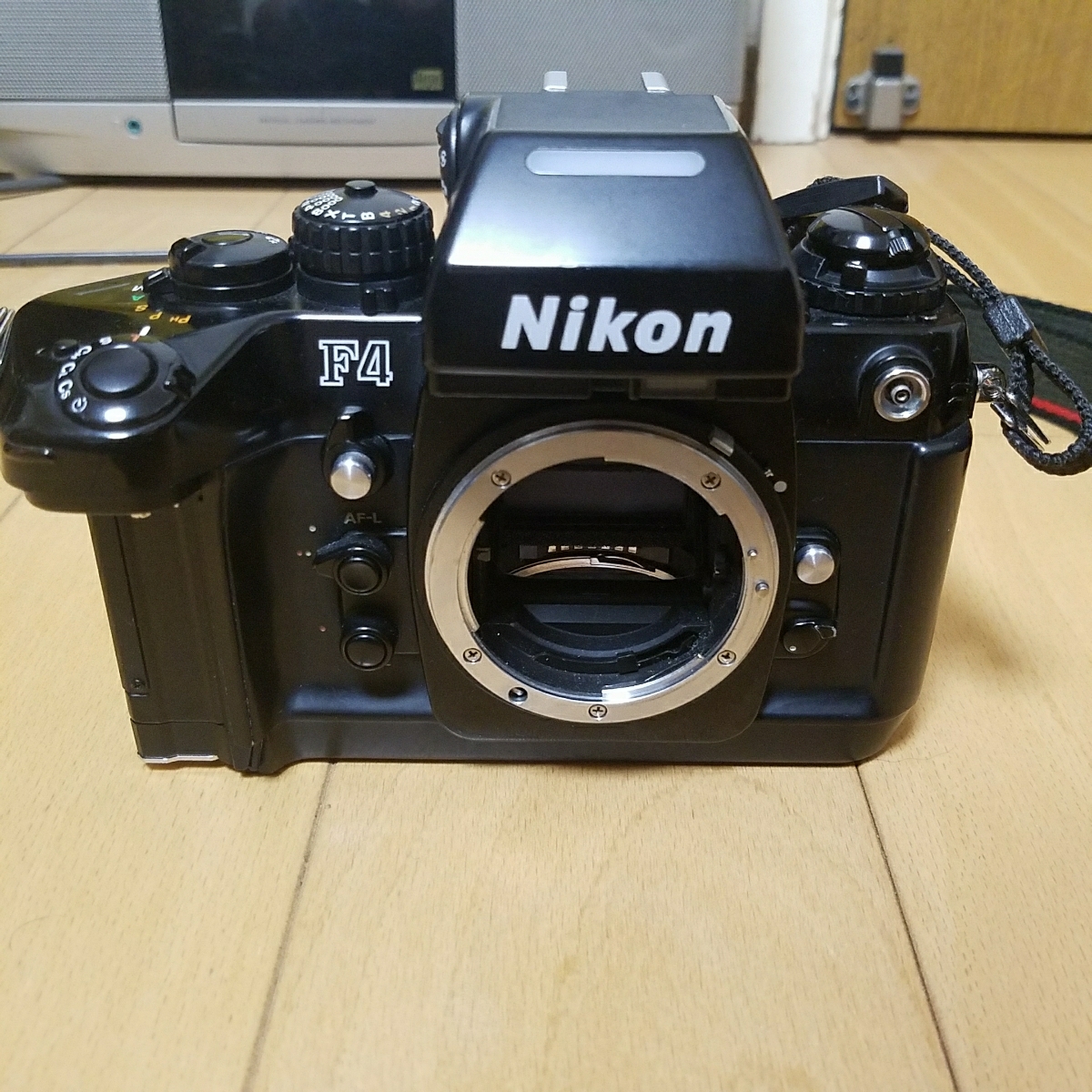 Nikon D200 ボディ + 標準ズームレンズセット (AF Nikkor 28-80mm f3.3 Nikon D200 ボディ + 標準ズームレンズセット (AF Nikkor 28-80mm f3.3