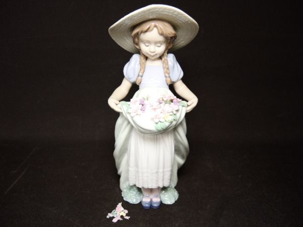 美品 LLADRO リヤドロ フィギュリン 陶器 6756 たくさん摘めたよ 1110/○リヤドロ No.6756 『たくさん摘めたよ』 フィギュリン 置物