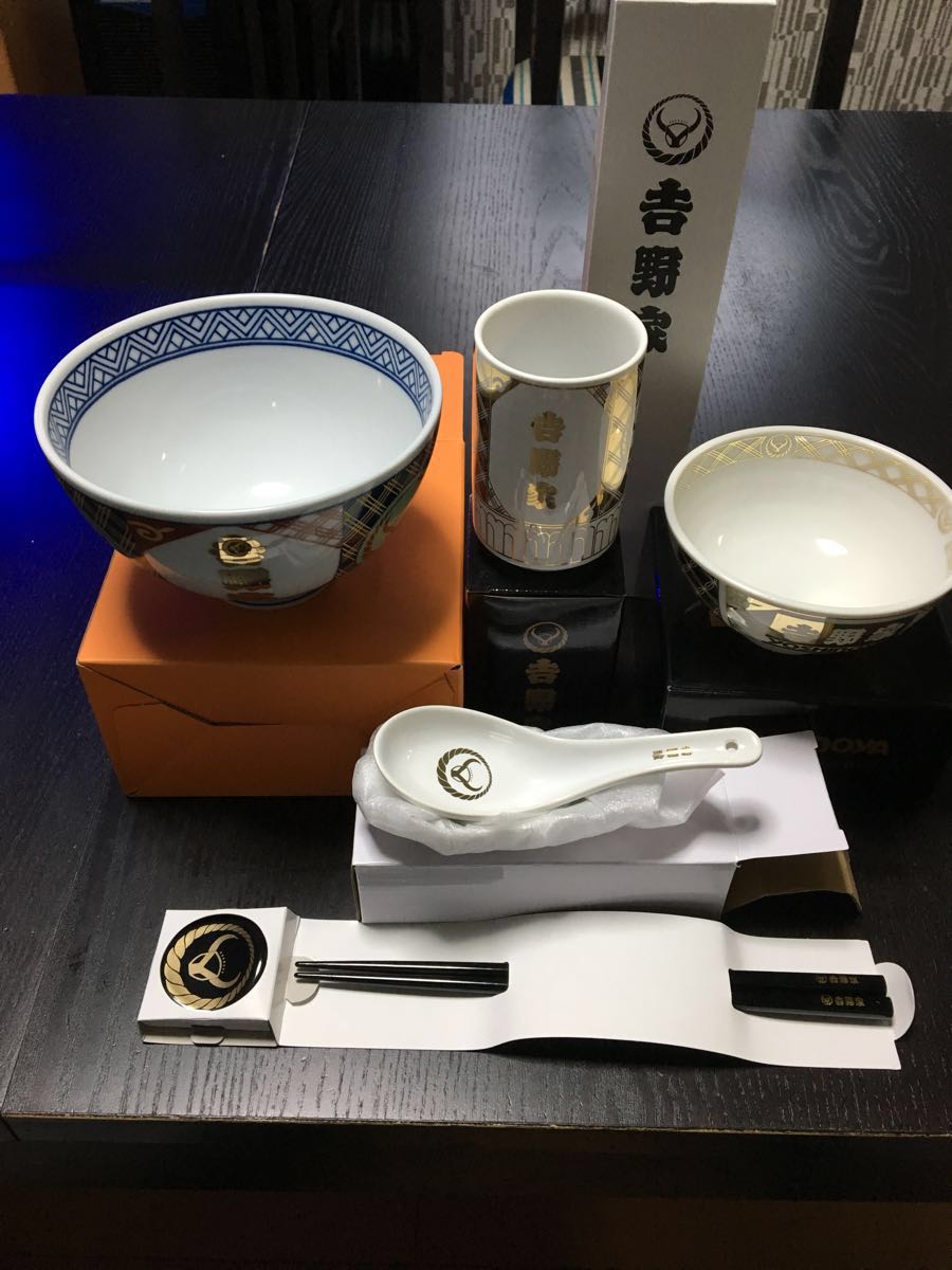 吉野家 丼 どんぶり 茶碗 湯呑み レンゲ 箸 金の限定グッズ 5点 スタンプキャンペーン 全 吉野家　【新品未使用】湯呑み×2個、レンゲ×2個、箸×2個