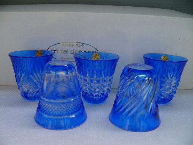 HOT，お得 クリスタルダルク ぐい呑 色被切子 ブルー ５個セット 青 冷酒 酒杯 お猪口 盃 CRISTAL D`ARQUES製 カメイガラス(工芸ガラス)｜売買されたオークション情報、yahooの商品情報をアーカイブ公開 - オ 工芸ガラス