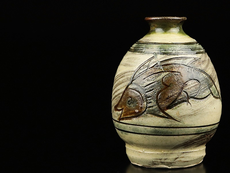 人間国宝【金城次郎】晩年作 魚文徳利 笑う魚 共箱 保証(壺屋 人間国宝【金城次郎】晩年作 魚文徳利 笑う魚 共箱 保証(壺屋