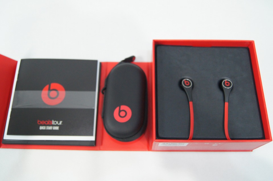 ■beats tour【美品】HDインイヤーヘッドフォン/黒赤ケース付/E by beats Beats 丈夫 収納ポーチ インイヤーヘッドホン使用レポート