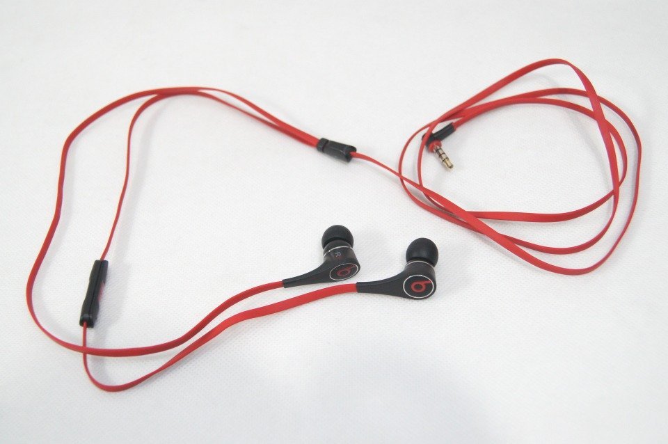 ■beats tour【美品】HDインイヤーヘッドフォン/黒赤ケース付/E by beats Beats 丈夫 収納ポーチ インイヤーヘッドホン使用レポート