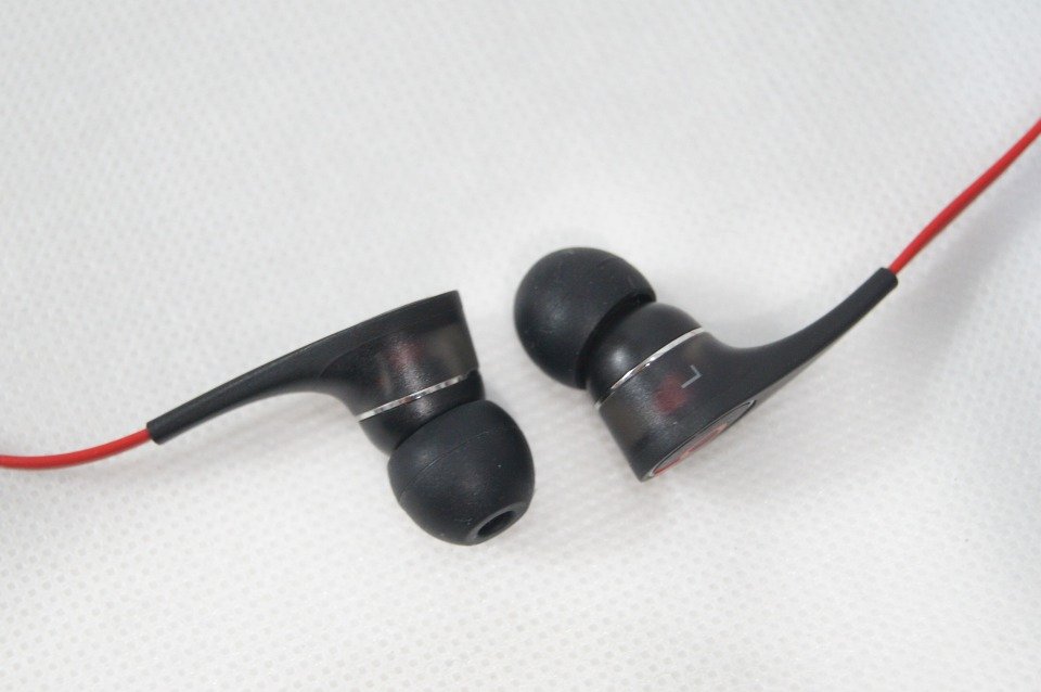 ■beats tour【美品】HDインイヤーヘッドフォン/黒赤ケース付/E by beats Beats 丈夫 収納ポーチ インイヤーヘッドホン使用レポート