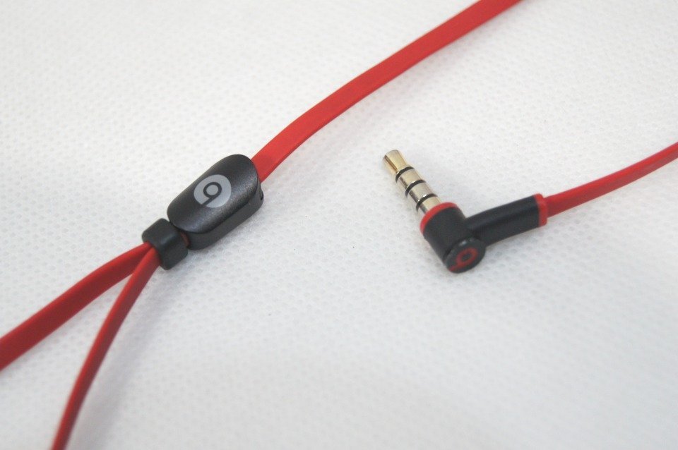 ■beats tour【美品】HDインイヤーヘッドフォン/黒赤ケース付/E by beats Beats 丈夫 収納ポーチ インイヤーヘッドホン使用レポート