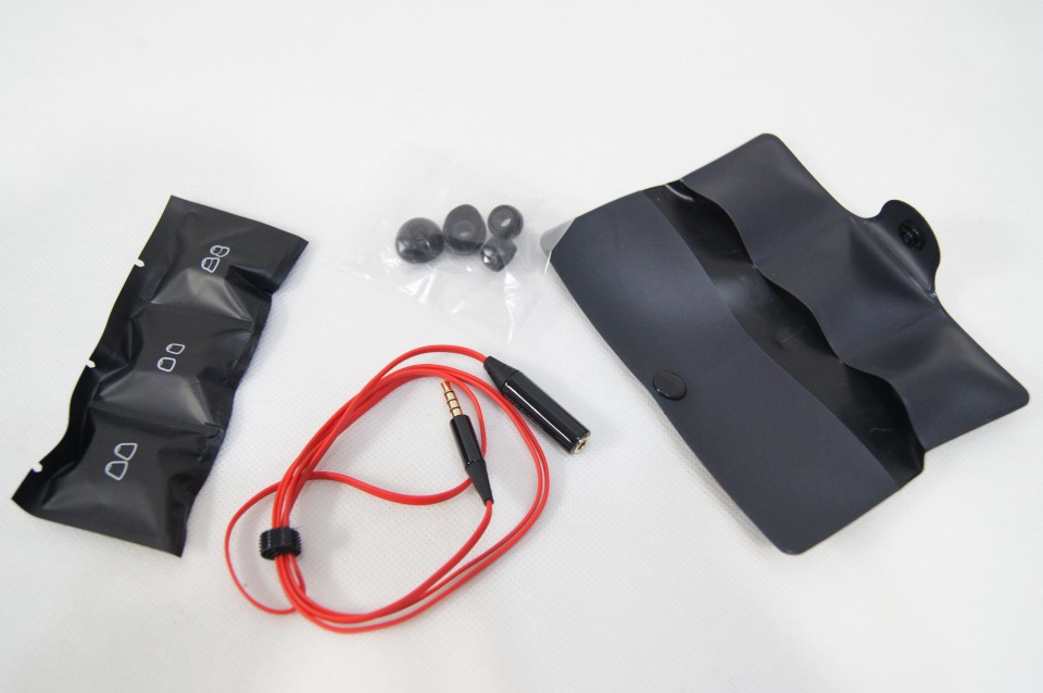 ■beats tour【美品】HDインイヤーヘッドフォン/黒赤ケース付/E by beats Beats 丈夫 収納ポーチ インイヤーヘッドホン使用レポート