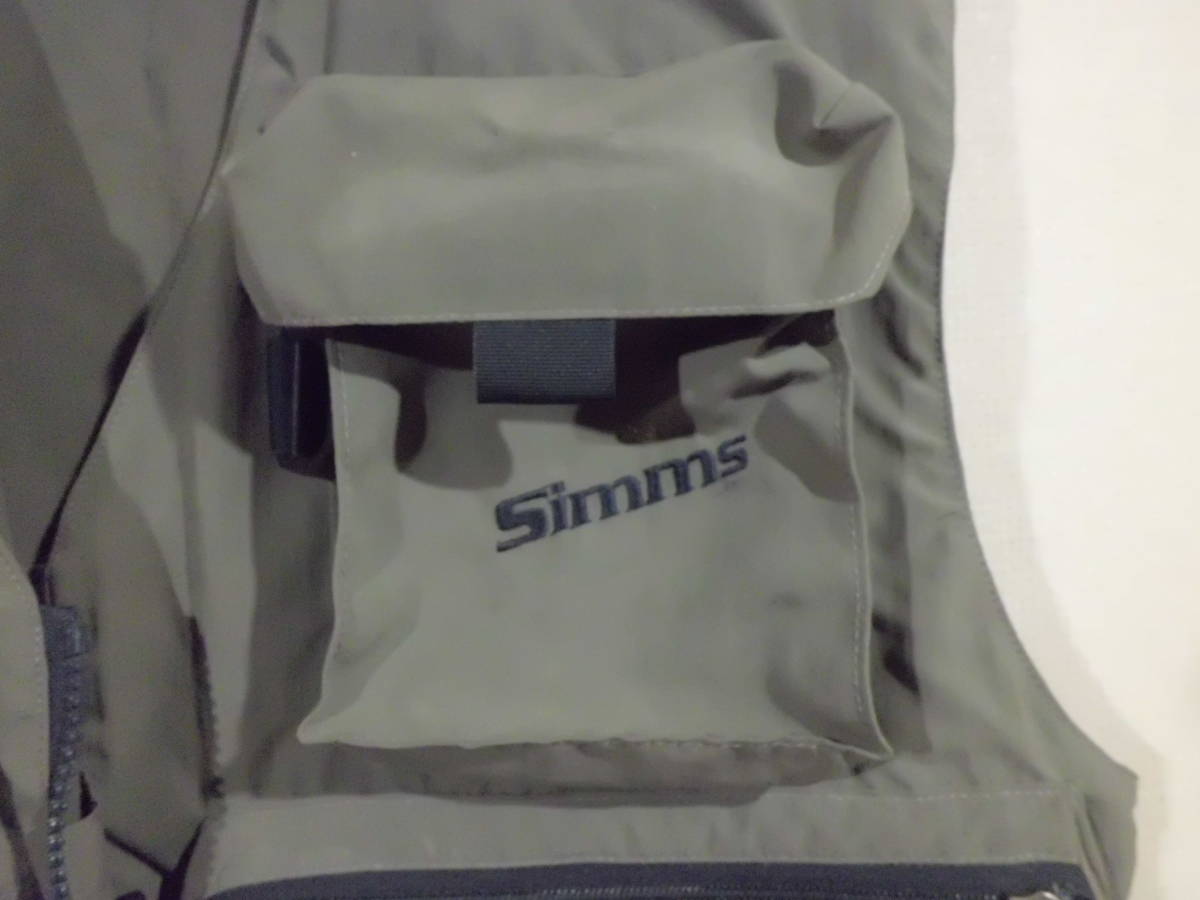 シムス マスターベスト 斜めロゴ SIMMS 【公式通販】
