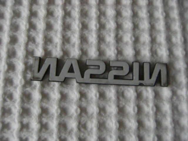 新品デッドストック　日産純正 「ＮＩＳＳＡＮ」 エンブレム 　濃いグレー　 R31 R32 R33 R34 S13 S14 S15 _2