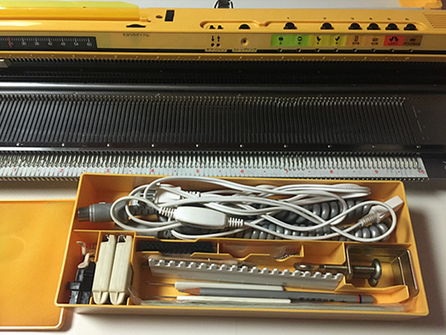 SILVER REED シルバーリード あむあむ SK-561 編み機 編機 中古 SILVER REED シルバーリード あむあむ SK-561 編み機 編機 中古