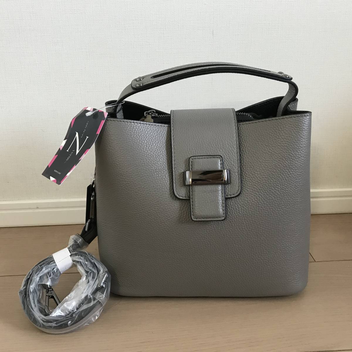 新品☆未使用品 牛側 ハンドバッグ グレー ☆ タグ付き レザー 本革 