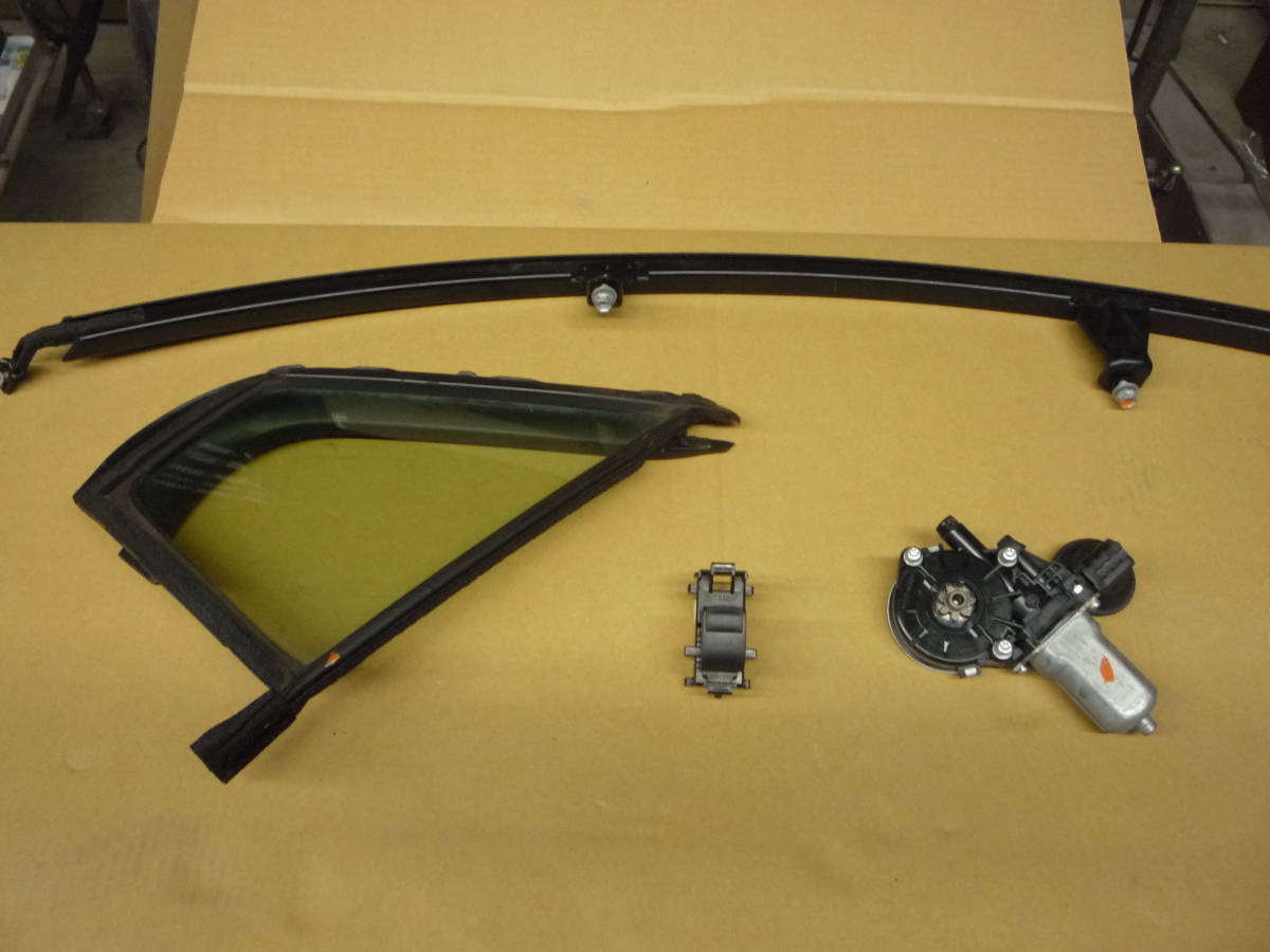 ヴィッツ DBA-NSP130 左フロントドアガラス F 1J1 AGC M2H3 68120-52370 ヴィッツ F DBA-KSP130 オートモーティブ アサヒ 0