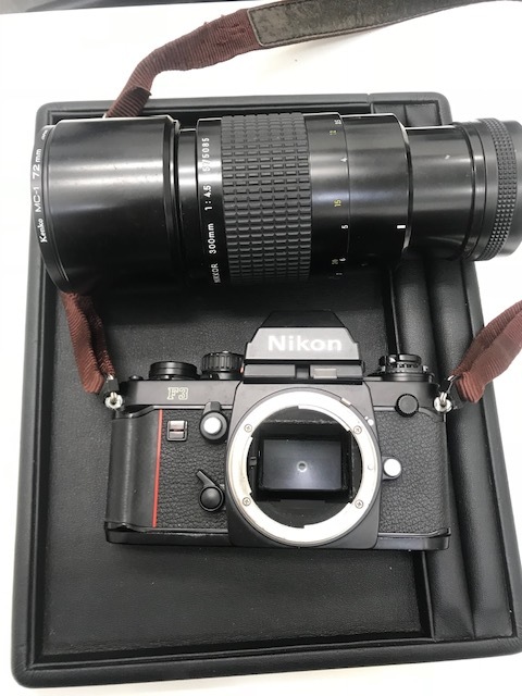 【ジャンク扱】Nikon F3ボディ、フラッシュ、モータードライブ ジャンク Nikon F3 モータードライブ付き NIKKOR 300mm 1：4.5 F3