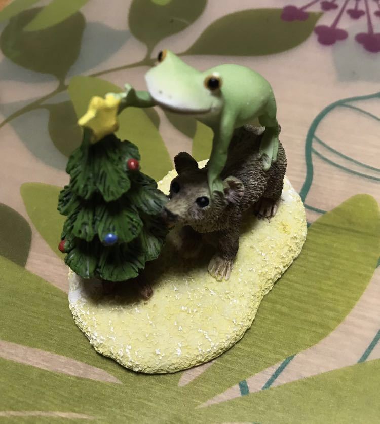 コポー クリスマス クリスマスツリーの飾り付けをするカエルとクマ