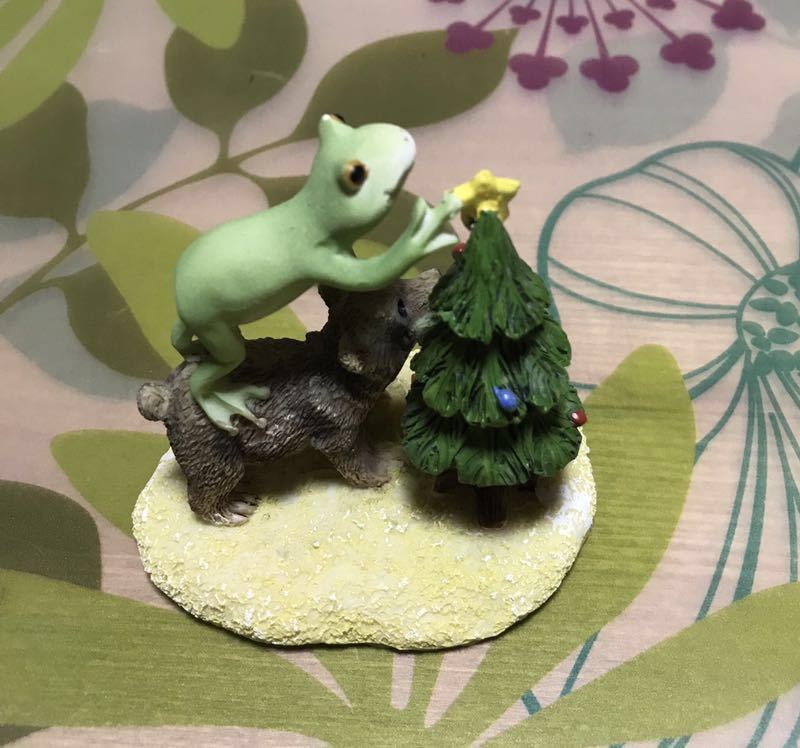 コポー クリスマス クリスマスツリーの飾り付けをするカエルとクマ