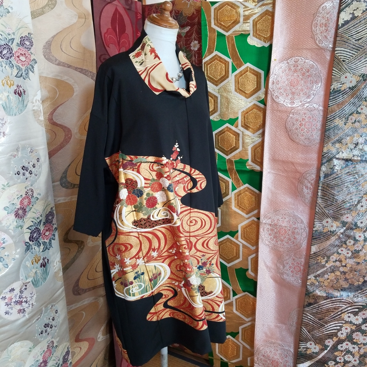 着物リメイク黒留袖豪華赤金観世水四季華花刺繍入りワンピースw134ハンドメイド