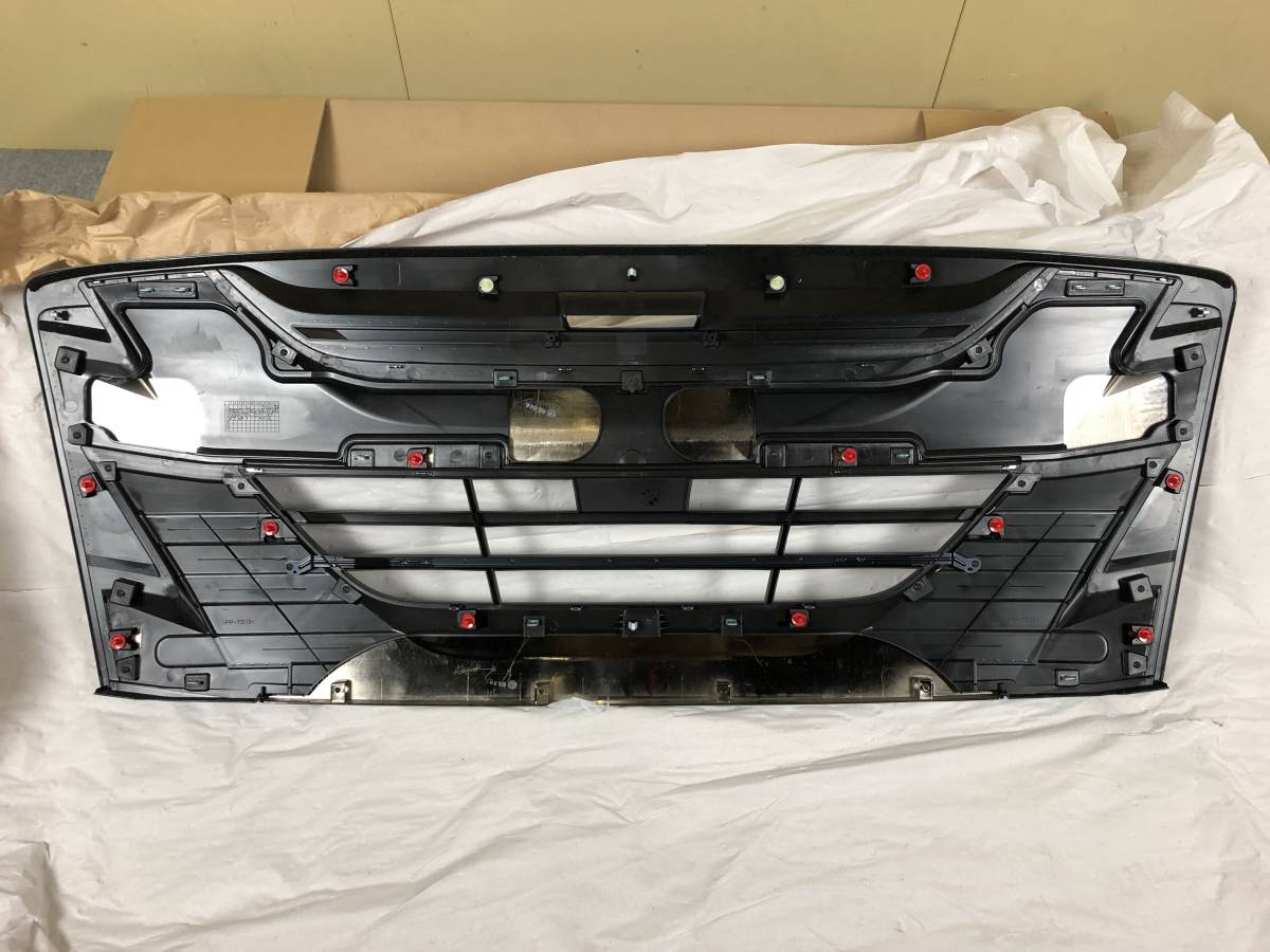 新車外し いすゞ ファイブスターギガ 純正OP メッキグリル ブラック