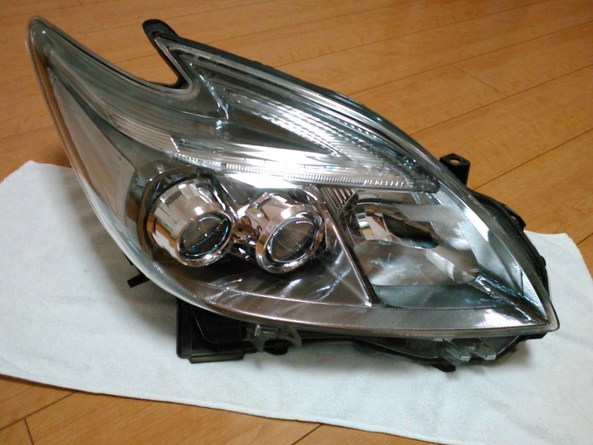プリウス 後期 ZVW30 トヨタ HID 純正 47-52 中古 右ヘッドライト 刻印