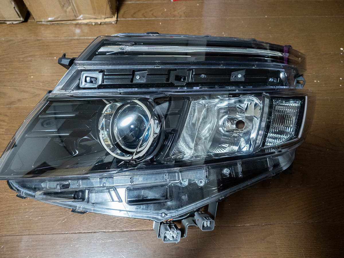 トヨタZRR80Wヴォクシー前期純正LEDヘッドライト(ICHIKOH 28-229)中古 