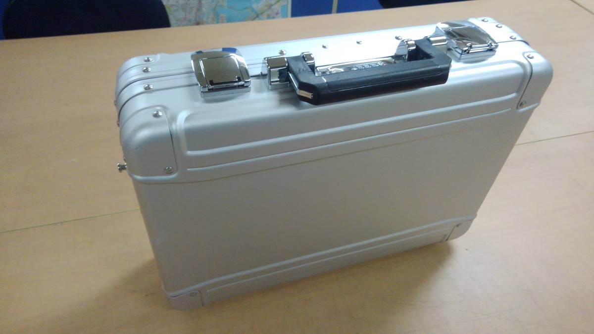 現行型　ゼロハリバートン　TSAナンバー変更可能ダイヤルロック　アタッシュケース　アルミ　ノートパソコン　ショルダー