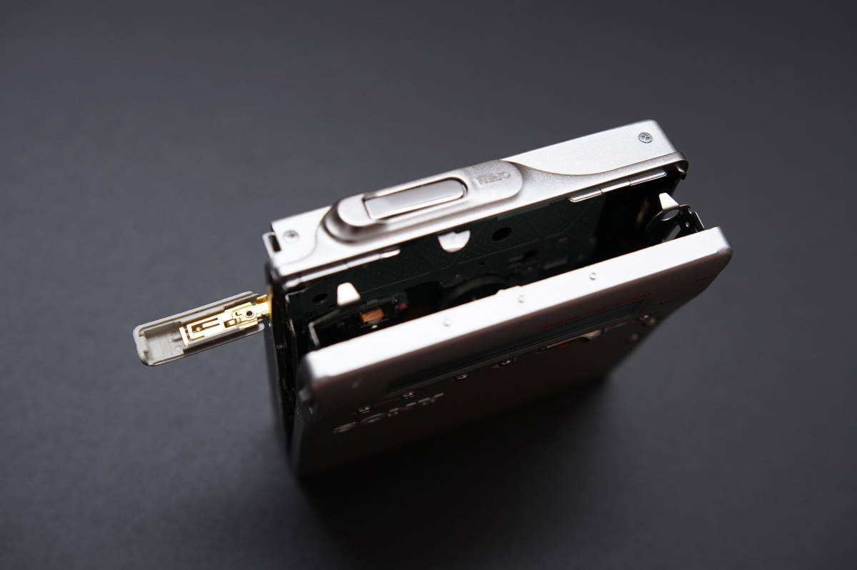 ☆美品☆ SONY ソニー WALKMAN ポータブルMDプレーヤー MZ-R900 SILVER