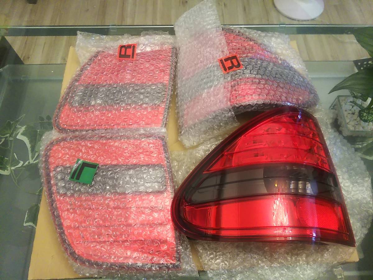 メルセデスベンツ　w210 Eクラス後期 ワゴン用テールランプ【LED/スモーク】1台分