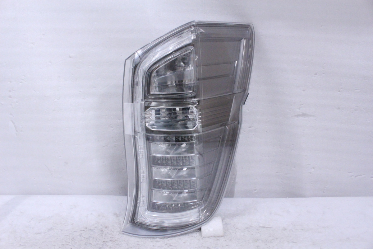 美品 後期RK5 ステップワゴンスパーダ 右テール RK6 W0587 LED 割れ