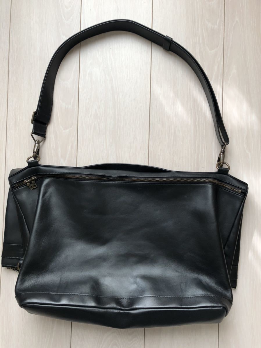 ISAAC REINA イザックレイナ　レザーショルダー美品　BSHOP取扱 ISAAC REINA イザックレイナ POP UP アイザック・レイナ。革のバッグを包み込む革の世界へ。｜Paris