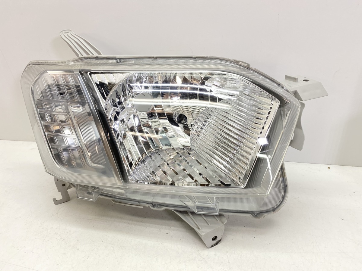 トヨタ プロボックス NCP160V 純正 右 ハロゲン ヘッドライト KOITO52