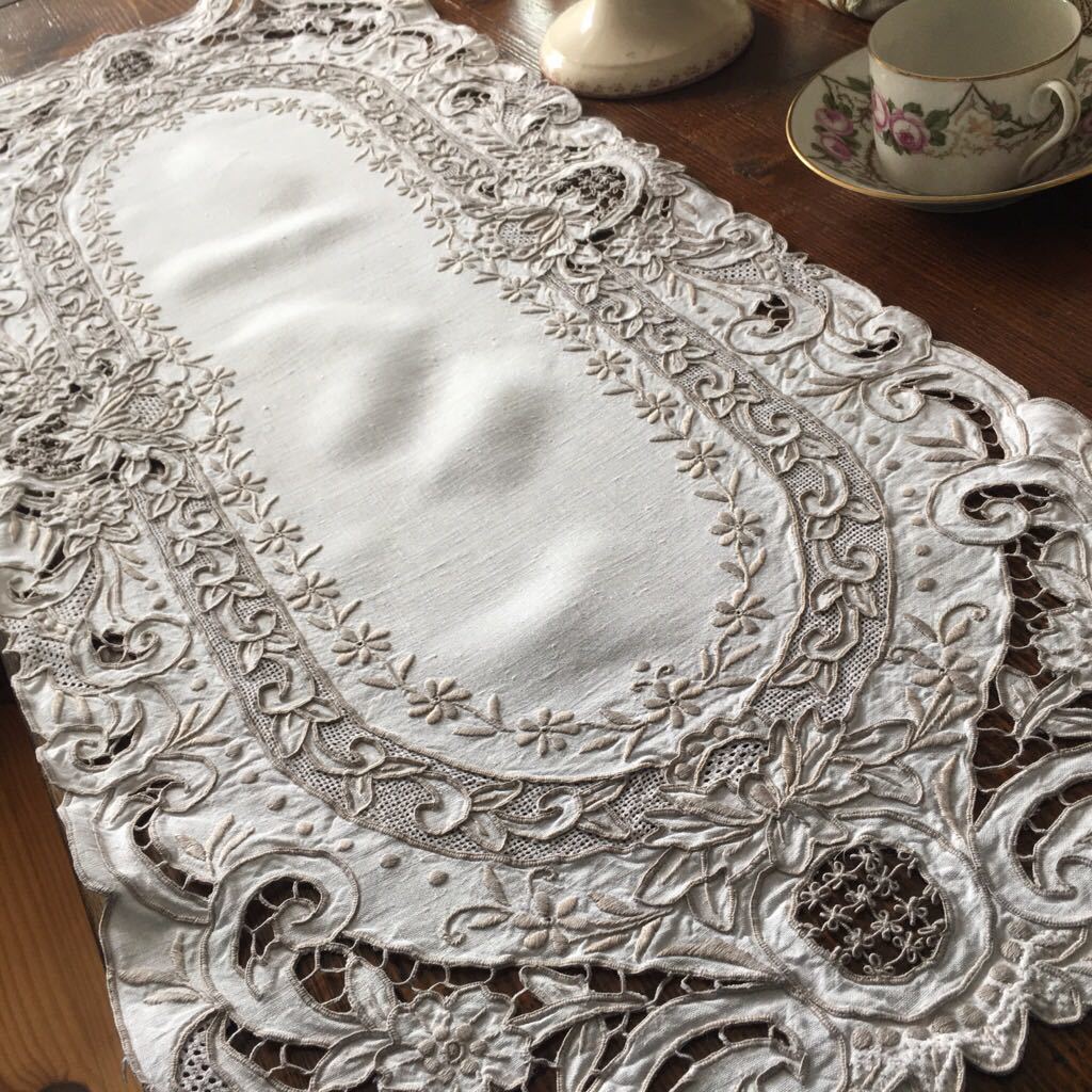 フランスブロカント**ビンテージ手刺繍テーブルセンター**豪華な