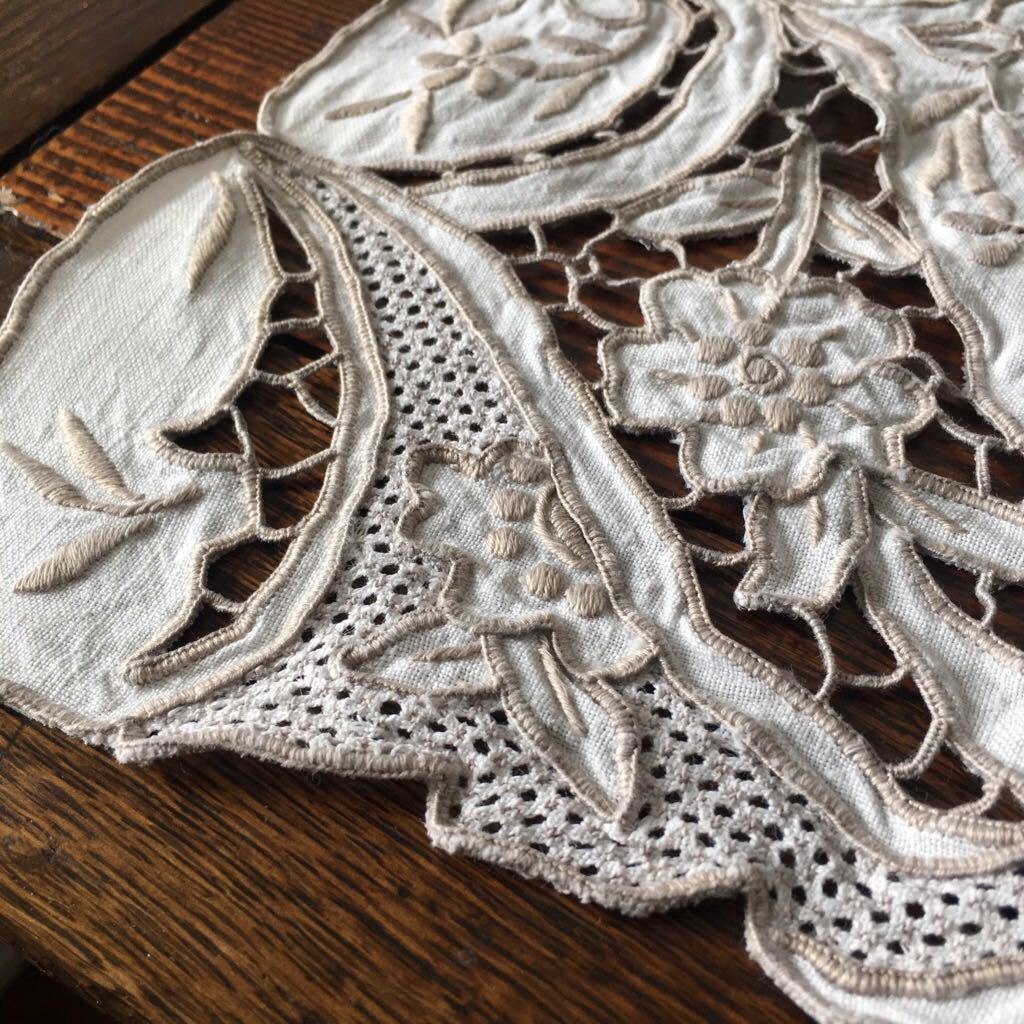 Vintage テーブルセンター 手刺繍 フランスブロカント**ビンテージ手刺繍テーブルセンター**豪華な
