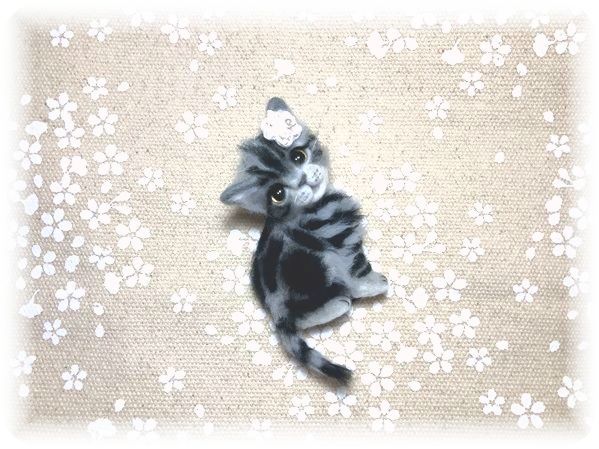 ☆羊毛フェルト ブローチ☆アメショー猫ちゃん おすましポーズ ふわふわ赤ちゃん猫 手のひらサイズ あみぐるみ ねこ テディ ハンドメイド _2