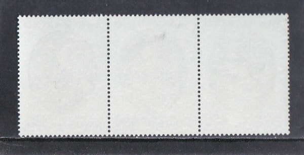 3　美術絵画切手　サンマリノ　1984年　＜クリスマス　コレッジョ画　聖母子＞　3種連刷　未使用切手_2