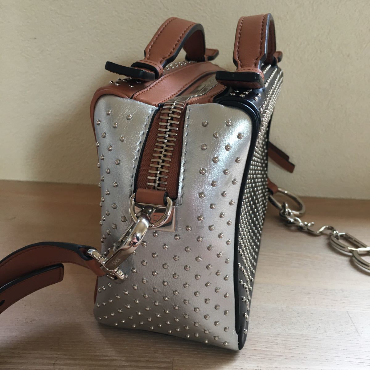未使用 TOD'S トッズ 2WAYスタッズショルダーバッグ ブラウン 未使用 TOD'S トッズ 2WAYスタッズショルダーバッグ ブラウン