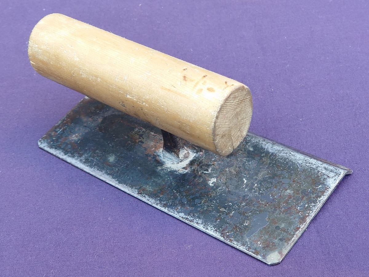 職人魂 面引鏝のページ 中首 大工道具・金物の専門 金鹿 150x無面 取寄品 - 道路面引鏝 片袖面引鏝 本焼 内角150mm丈 カネミツ 0624 : 鏝の通販