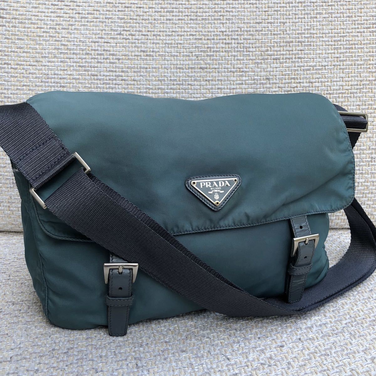 PRADA ショルダーバック ナイロン メッセンジャー 三角ロゴ 肩掛け 斜