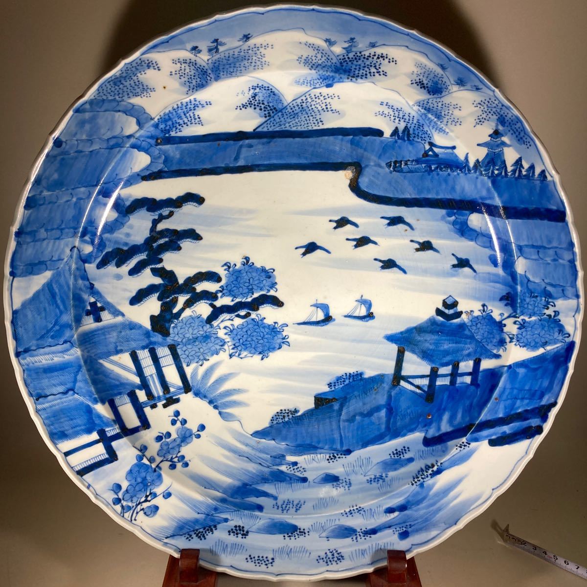 古伊万里 染付 大皿 変形輪花 兜皿 一面の山水図 47cm
