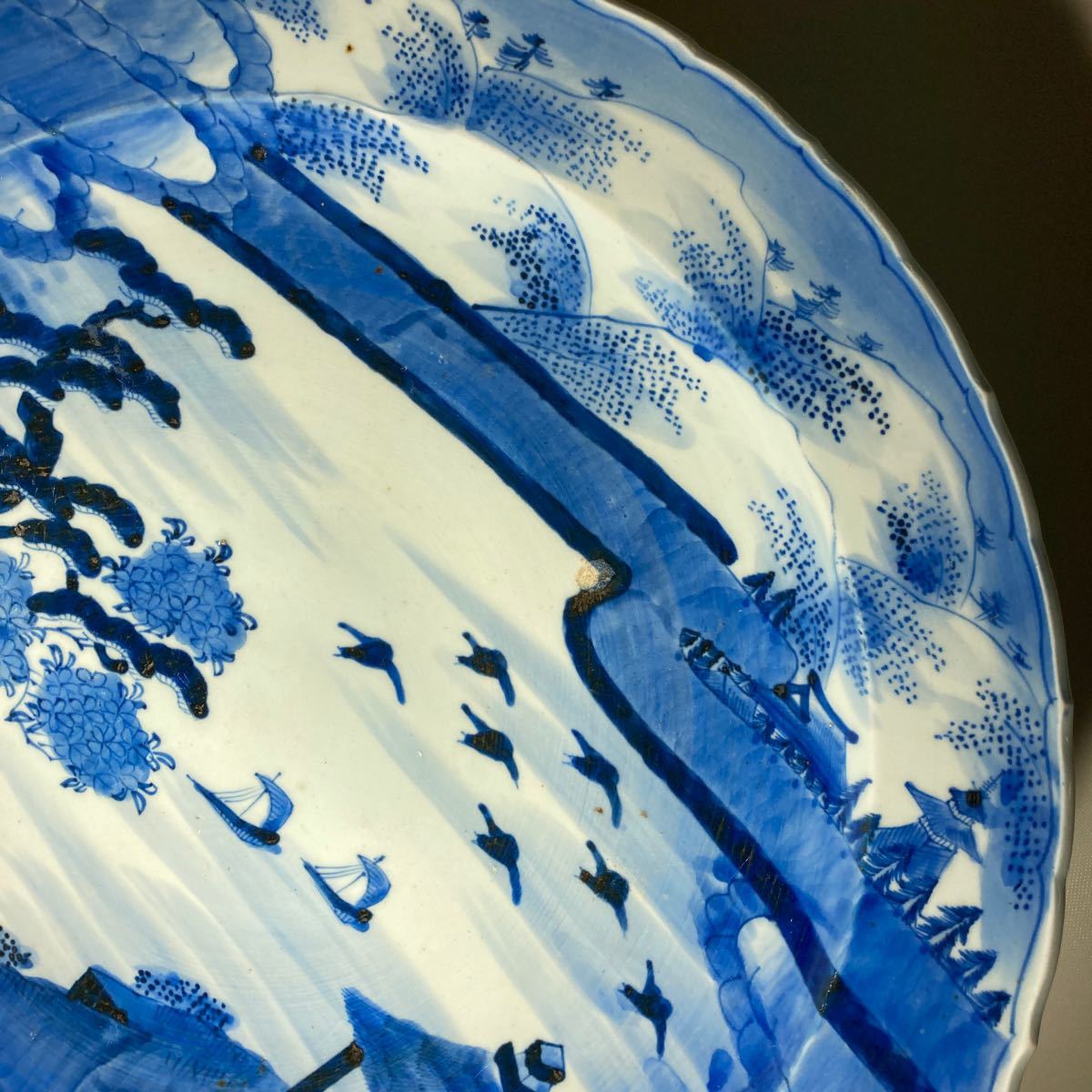 古伊万里 染付 大皿 変形輪花 兜皿 一面の山水図 47cm