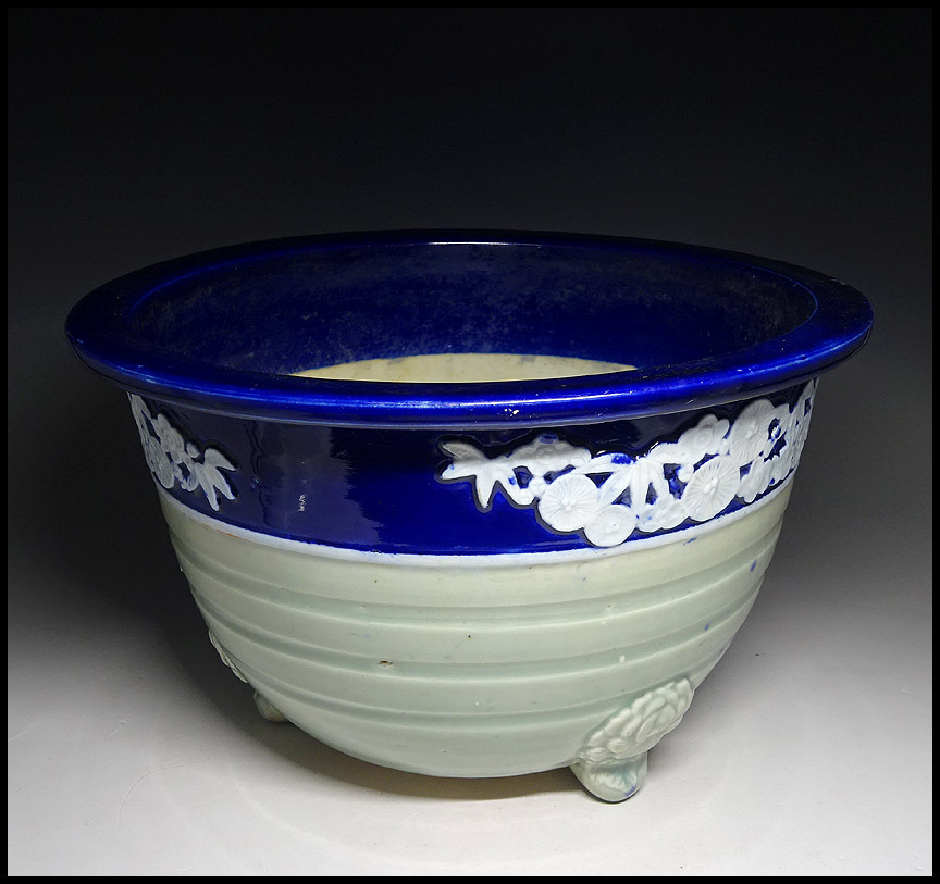送料無料，限定SALE 緑屋ss 時代物 尾張焼 瑠璃釉 青磁 陽刻 外縁 丸鉢 植木鉢 蘭鉢 盆栽鉢 幅約29cm 古瀬戸 i9/7-2433/19-3#100(その他)｜売買されたオークション情報、yahooの商品情報をアーカイブ公開 - オークファン 陶磁一般