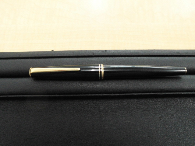 モンブラン 144 万年筆 ブラック 14Kペン先 中古美品 モンブラン MONTBLANC クラッシック 万年筆 黒色 ペン先 14K 中古品