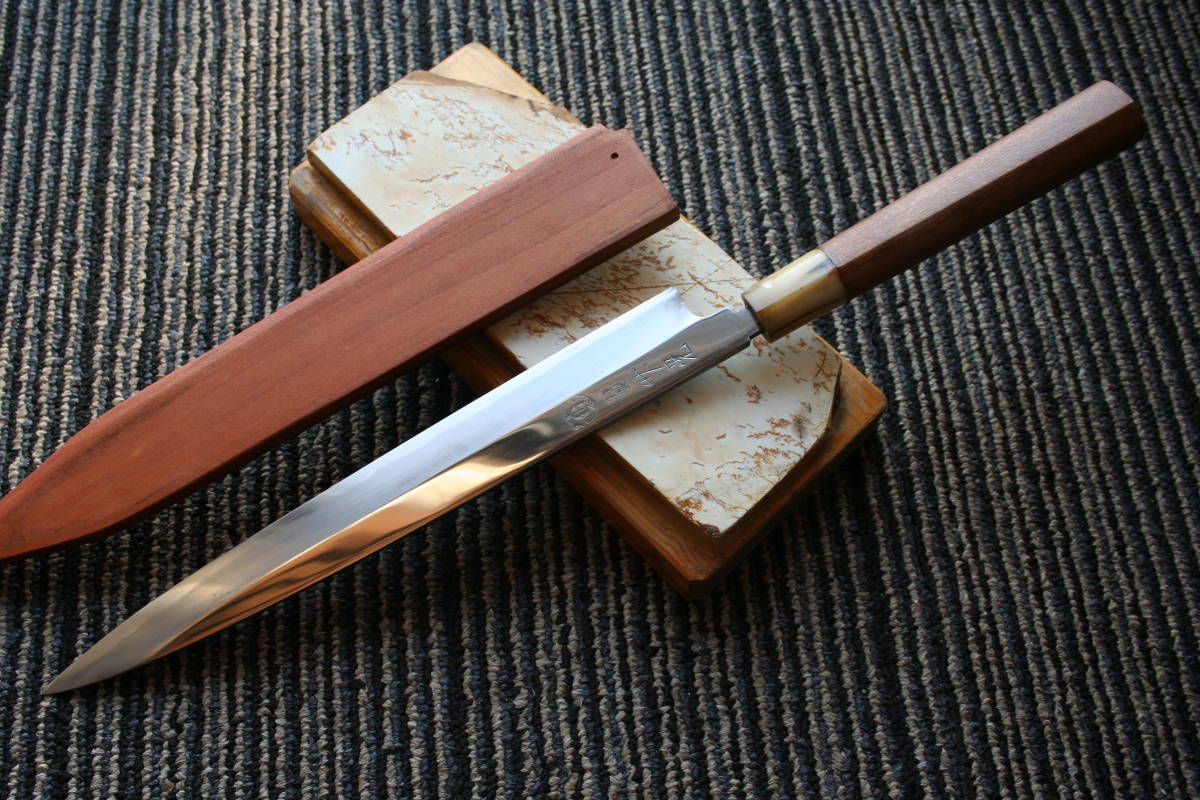 極上中古柳刃、銘（竹晃）、本鍛錬、水牛桂鏡面本刃付、良品