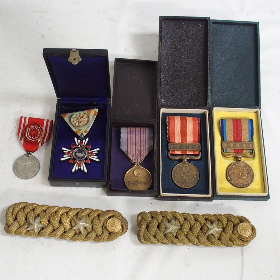 人気SALE，セール 1円 勲章 階級章 軍隊 勲四等瑞宝章 勲4等 瑞宝章 勲章 日本軍 ケース付 まとめて f001 0280(勲章)｜売買されたオークション情報、yahooの商品情報をアーカイブ公開 - オークファン 勲章