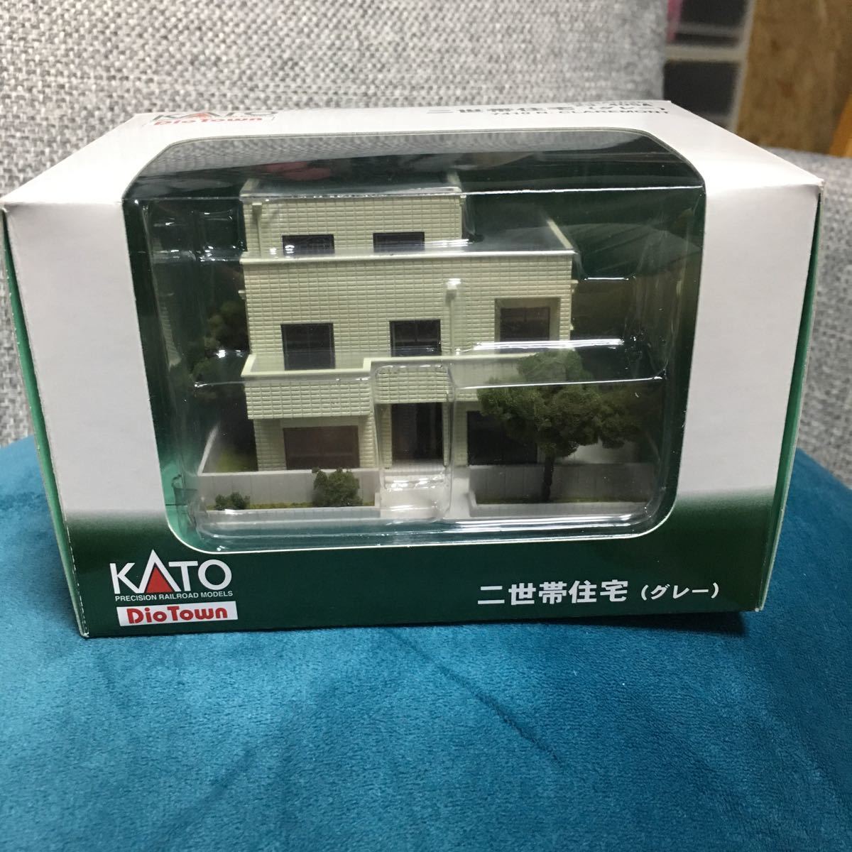 二世帯住宅 DioTown (グレー) 鉄道模型｜ホビーサーチ KATO Nゲージ : ダークグレー ジオラマ用品 0 | グレー 23-405A 鉄道模型 - NゲージKATOの建物（ストラクチャー）ジオタウン「二世帯住宅」を