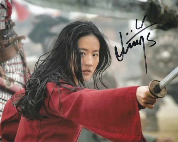 リウ・イーフェイ直筆サイン入り2Lサイズ写真…Liu Yifei : リウ