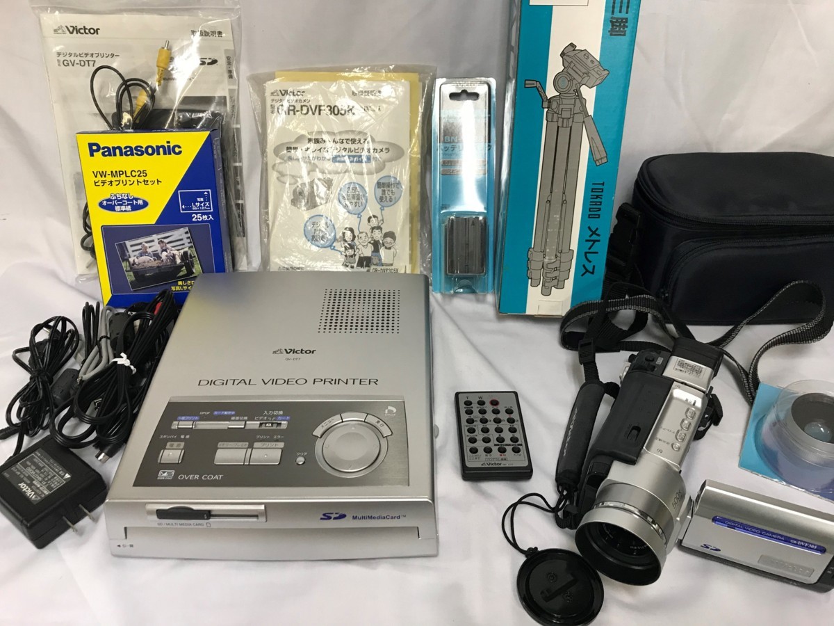 人気，お買い得 VICTOR MiniDV ディジタルビデオカメラ OP多数 GR-DVF305K バッテリ2本 三脚 ビデオプリンタ GV-DT7 MiniDVテープ8本 001427(ビクター)｜売買されたオークション情報、yahooの商品情報をアーカイブ公開 - オ ビクター