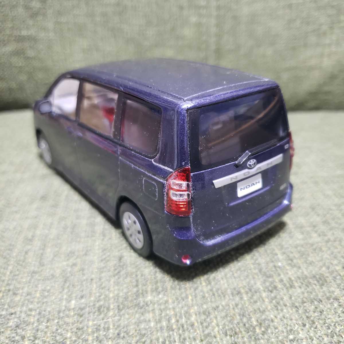 非売品トヨタ ノア カラーサンプルミニカー 1⁄30 車種名TOYOTA