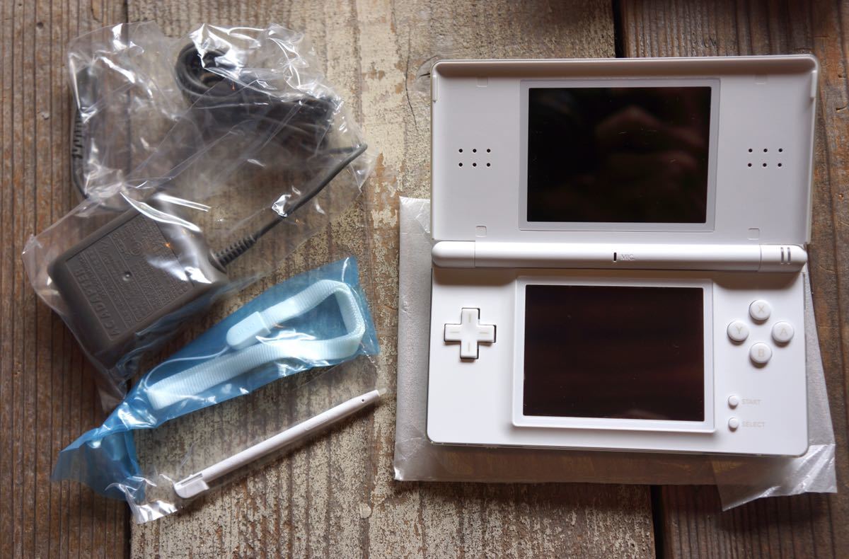 ニンテンドーDS Lite ☆新品ホワイト☆ おまけ付き Lite ニンテンドー