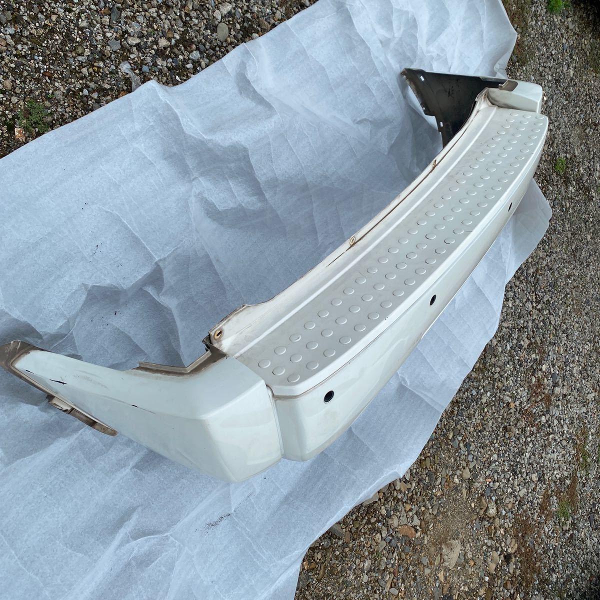 100%新品，爆買い程度良 ダッジ ナイトロ ABA-KA37 リアバンパー 白 光沢加工 ステップパッド 付き アメ車 4wd 四駆 センサー 穴 クライスラー ダッヂ(外装)｜売買されたオークション情報、yahooの商品情報をアー クライスラー用