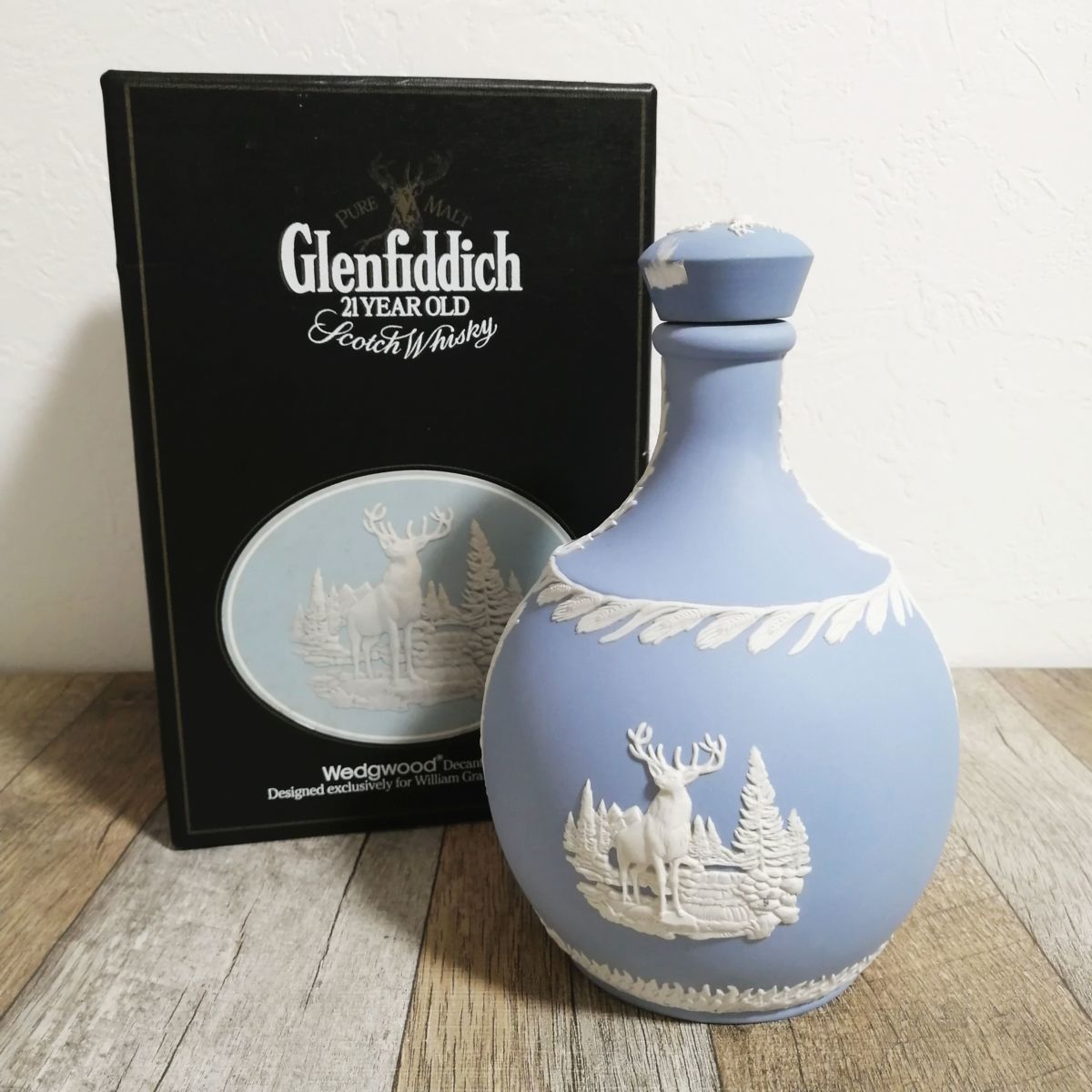  此 ウェッジウッド ジャスパー ペールブルー 空ボトル WEDGWOOD Decanter Jasper Glenfiddich グレンフィディック 21年 空き瓶(ウェッジウッド)｜売買されたオークション情報、yahooの商品情報をアーカ ウェッジウッド