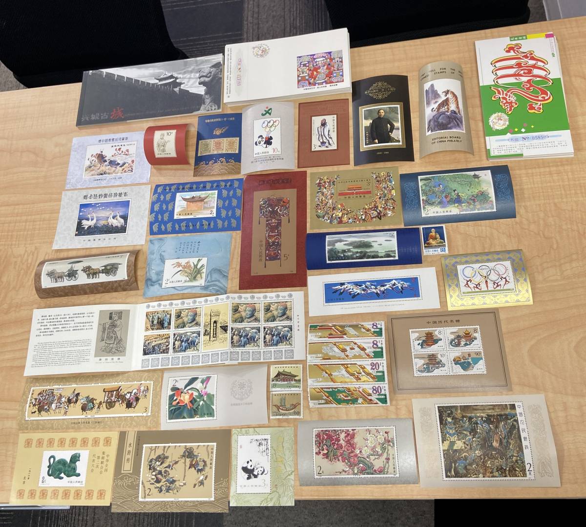 41672 中国切手 中国葉書 ハガキ おまとめ お宝探し 切手約30枚 ハガキ約70枚 合計100枚ほど♪